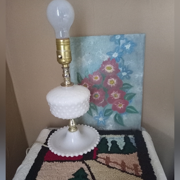Vintage White Glass Hobnail design lamp - Picture 2 of 3